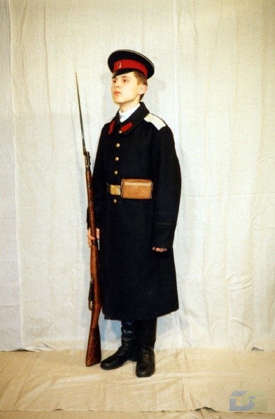 кадет старший роты 3 го Московского императора Александра II кадетского корпуса(в шинели2)